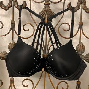 Victoria’s Secret bombshell plunge 34B